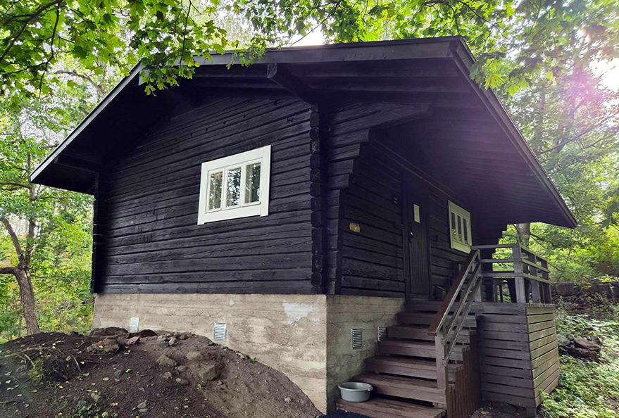Kuvassa Kotiluodon sauna, joka on ulkoilusaari Helsingin itäisessä saaristossa Laajasalon itäpuolella Kallahden selällä, Villaluotojen saariryhmässä, Ramsinniemen ja Vartiosaaren eteläpuolella.