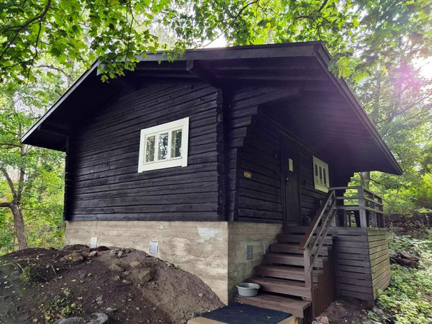 Kuvassa Kotiluodon sauna, joka on ulkoilusaari Helsingin itäisessä saaristossa Laajasalon itäpuolella Kallahden selällä, Villaluotojen saariryhmässä, Ramsinniemen ja Vartiosaaren eteläpuolella.
