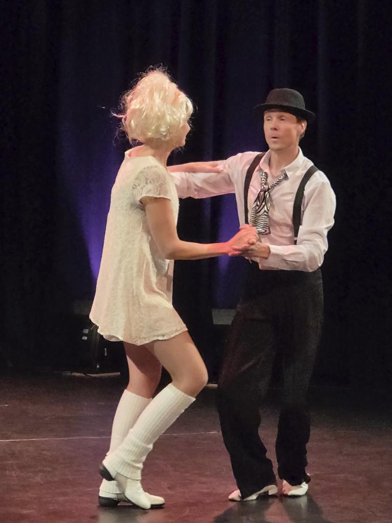 Inari ja Janne antoivat tanssinäytteen Teatteri Ihmeen esityksessä.