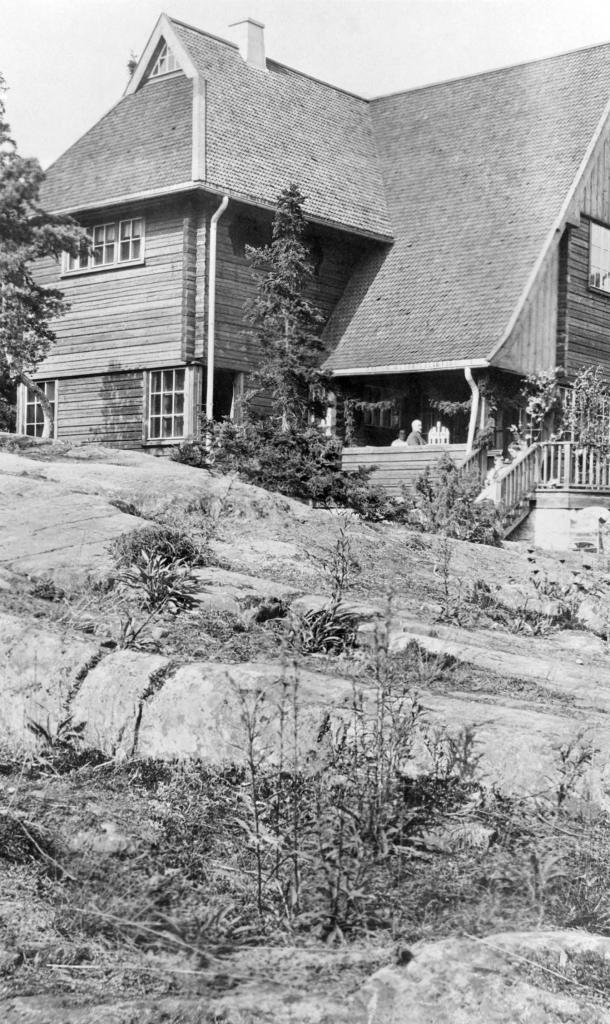 Vuoden 1913 mustavalkokuvassa näkyy kalliota ja Villa Bargumin rakennus.