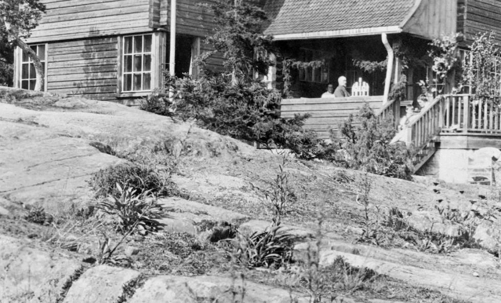 Noin vuoden 1913 mustavalkokuvassa näkyy kalliota ja Villa Bargumin rakennus.